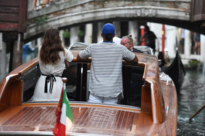 Barbara-Palvin-et-Lewis-Hamilton-a-Venise-le-30-aout-2016_portrait_w674 (6).jpg