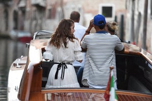 Barbara-Palvin-et-Lewis-Hamilton-a-Venise-le-30-aout-2016_portrait_w674.jpg