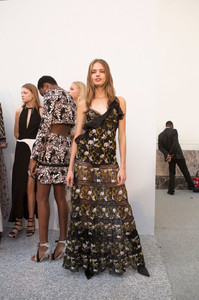 Giambattista+Valli+Spring+2017+Backstage+DqVmSm-enQgx.jpg