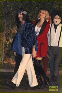 behati-prinsloo-dresses-as-pretty-woman-for-halloween-adam-levine-13 (1).jpg