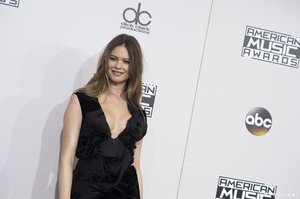 Behati-Prinsloo-2016-American-Music-Awards.jpg