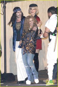 behati-prinsloo-dresses-as-pretty-woman-for-halloween-adam-levine-02.jpg