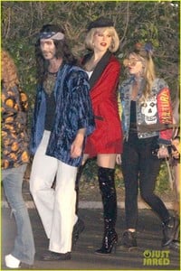 behati-prinsloo-dresses-as-pretty-woman-for-halloween-adam-levine-03.jpg