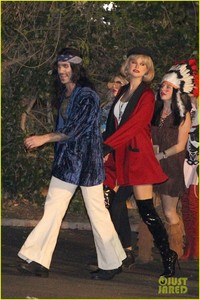 behati-prinsloo-dresses-as-pretty-woman-for-halloween-adam-levine-04.jpg