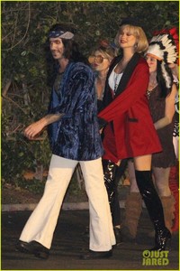 behati-prinsloo-dresses-as-pretty-woman-for-halloween-adam-levine-08.jpg