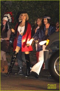 behati-prinsloo-dresses-as-pretty-woman-for-halloween-adam-levine-10.jpg