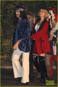 behati-prinsloo-dresses-as-pretty-woman-for-halloween-adam-levine-14.jpg