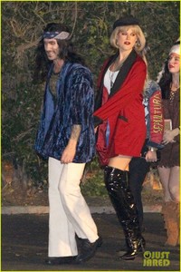 behati-prinsloo-dresses-as-pretty-woman-for-halloween-adam-levine-16.jpg