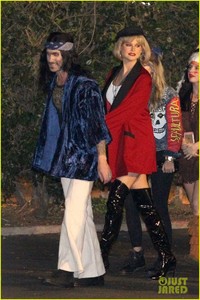 behati-prinsloo-dresses-as-pretty-woman-for-halloween-adam-levine-17.jpg