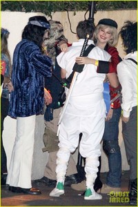 behati-prinsloo-dresses-as-pretty-woman-for-halloween-adam-levine-25.jpg