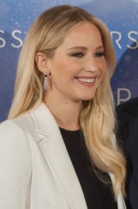 jlaw301116ZNimage5.jpg