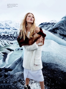 Vika-Falileeva-Winter-Looks-LOfficiel-Switzerland08.jpg