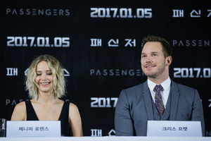 jlaw161216BZNimage13.jpg