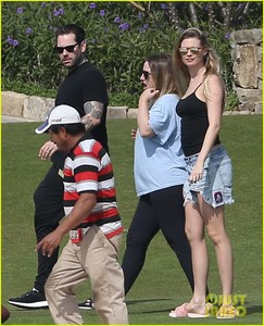 adam-levine-and-behati-prinsloo-get-ready-for-2017-at-the-beach-in-mexico-07.jpg