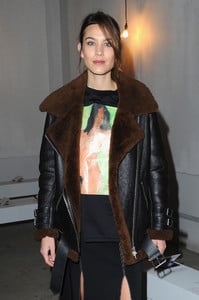 Alexa+Chung+Front+Row+Arrivals+Day+4+LFW+February+tjz2O9ENnyJx.jpg