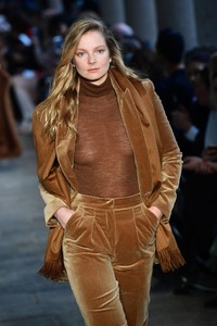 58af6c209510a_MaxMaraRunwayMilanFashionWeekFallWintereCjsoJtTx3bx.thumb.jpg.879eb06473733aaa3ebc02c593e632a0.jpg