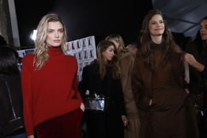 Lily+Donaldson+Max+Mara+Backstage+Milan+Fashion+XRbotqJqYCax.jpg