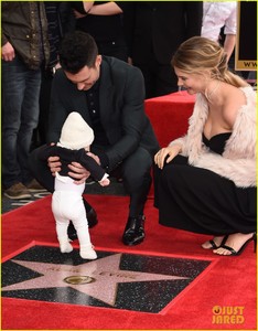 adam-levine-behati-prinsloo-dusty-rose-hollywood-walk-of-fame-13.jpg