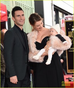 adam-levine-behati-prinsloo-dusty-rose-hollywood-walk-of-fame-18.jpg