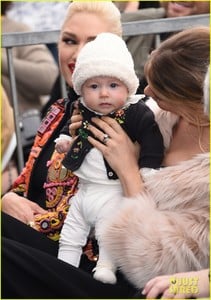 adam-levine-behati-prinsloo-dusty-rose-hollywood-walk-of-fame-21.jpg