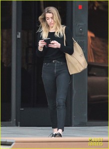 amber-heard-errands-gas-santa-monica-01.jpg