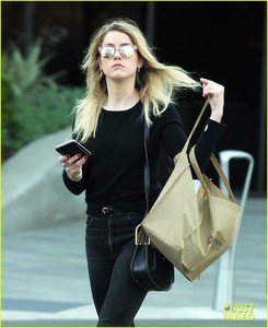 amber-heard-errands-gas-santa-monica-02.jpg