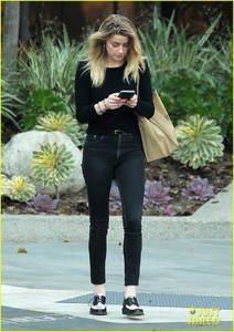 amber-heard-errands-gas-santa-monica-08.jpg