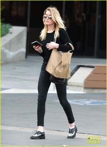 amber-heard-errands-gas-santa-monica-10.jpg