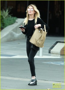 amber-heard-errands-gas-santa-monica-11.jpg