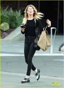 amber-heard-errands-gas-santa-monica-12.jpg