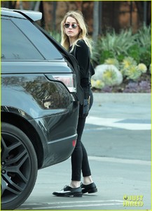 amber-heard-errands-gas-santa-monica-16.jpg