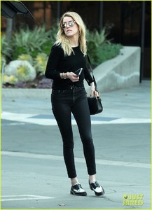 amber-heard-errands-gas-santa-monica-20.jpg