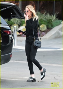 amber-heard-errands-gas-santa-monica-22.jpg