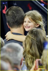 gisele-bundchen-kids-celebrate-tom-brady-super-bowl-win-02.jpg