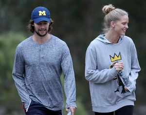 abby-champion-out-for-a-hike-with-her-boyfriend-in-los-angeles-01-04-2017_5.jpg