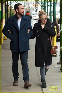 kate-hudson-and-new-boyfriend-danny-fujikawa-bundle-up-in-nyc-03.jpg