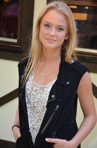 Zara-Larsson-Desktop-for-iphone.jpg