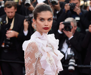 Sara+Sampaio+Killing+Sacred+Deer+Red+Carpet+eFALUyE7Nqvl.jpg