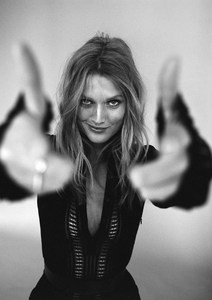 glass-magazine-spring-2017-toni-garrn-by-riccardo-vimercati-04.jpg