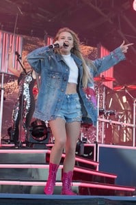 40994615_zara-larsson-5.jpg