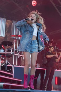 40994639_zara-larsson-6.jpg