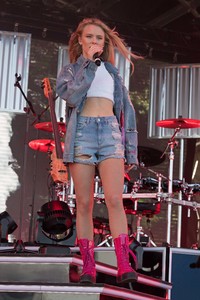 40994750_zara-larsson-14.jpg