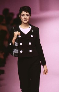 59543aa794ffe_LolitaLempickaSpringSummer1997ParisFashionWeek.thumb.jpg.3acf9fcb02fd81b810acad05a5db4595.jpg