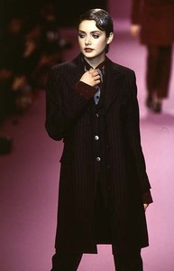 59543d2be12d0_LolitaLempickaFallWinter19971998ParisFashionWeek2.thumb.jpg.ffc67e607101518321c59c95d585dd8d.jpg