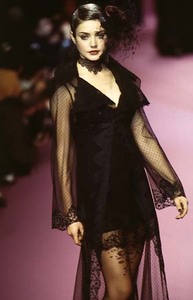 59543d2e90699_LolitaLempickaFallWinter19971998ParisFashionWeek4.thumb.jpg.37edad431285101c74e8f6308fb8ec84.jpg