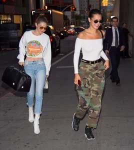 Gigi-and-Bella-Hadid--Out-for-dinner-in-NYC--02.jpg