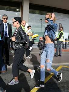 Kristen-Stewart-and-Stella-Maxwell-at-Orly-Airport--04.jpg