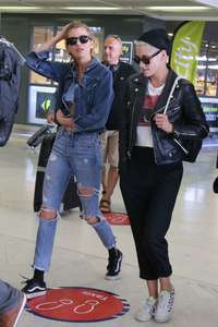 Kristen-Stewart-and-Stella-Maxwell-at-Orly-Airport--07.jpg