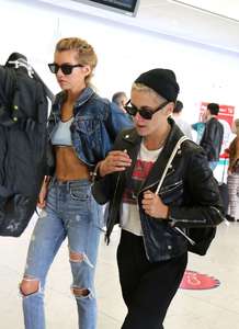 Kristen-Stewart-and-Stella-Maxwell-at-Orly-Airport--08.jpg