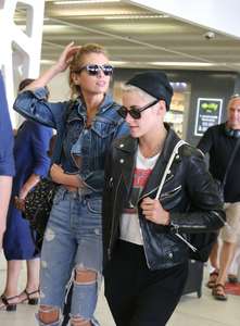 Kristen-Stewart-and-Stella-Maxwell-at-Orly-Airport--11.jpg